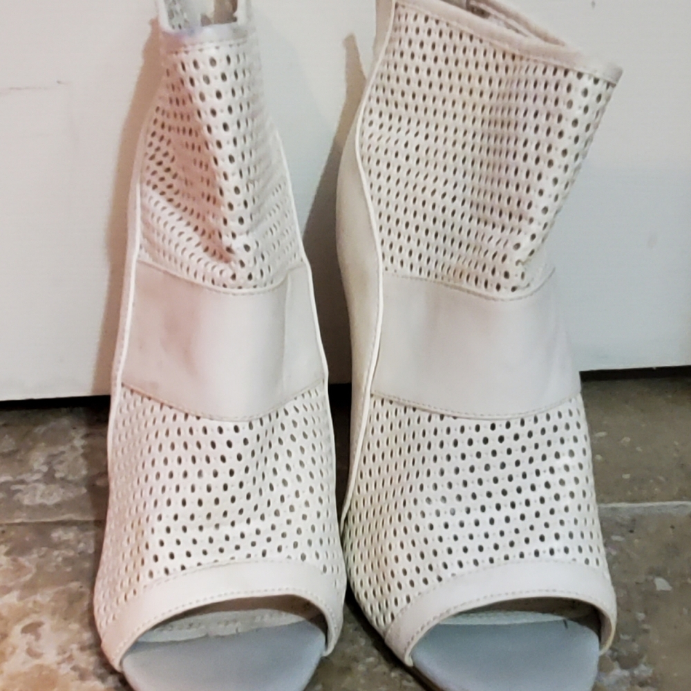 Heels - Picture 2 of 4